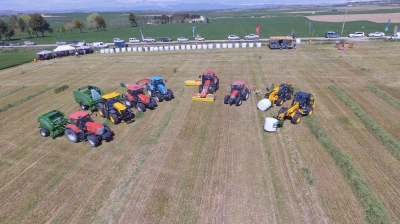 Demostración de siega, empacado, encintado y transporte en Huesca
