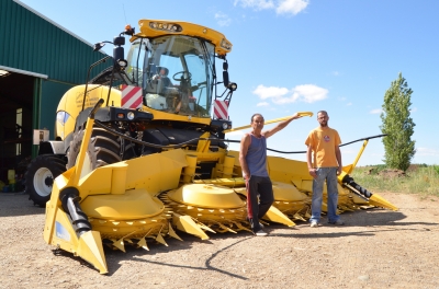 Entregadas tres picadoras de forraje New Holland FR