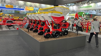 Precisión pura en cada fila con la nueva sembradora de precisión de Pöttinger: PURO H 3000