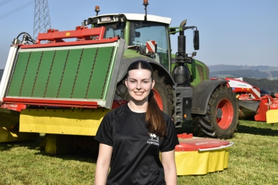 EnCampoCon María Otero y su nuevo equipo Pöttinger con rastrillo hilerador de cuatro rotores TOP 1403 C, Novacat 351 Alpha Motion ED PRO y Novacat V10000 ED Collector