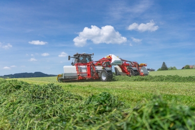 Mergento VT 9220, el rastrillo hilerador de cinta de Pöttinger para trabajar con todo tipo de forrajes