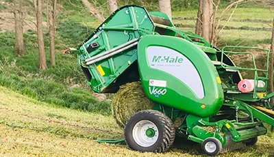 Entregada la primera rotoempacadora V660 de McHale con una correa en España